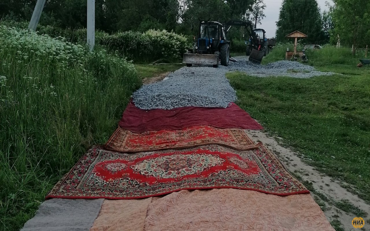 В Тверской области жители сами ремонтируют дорогу в деревне